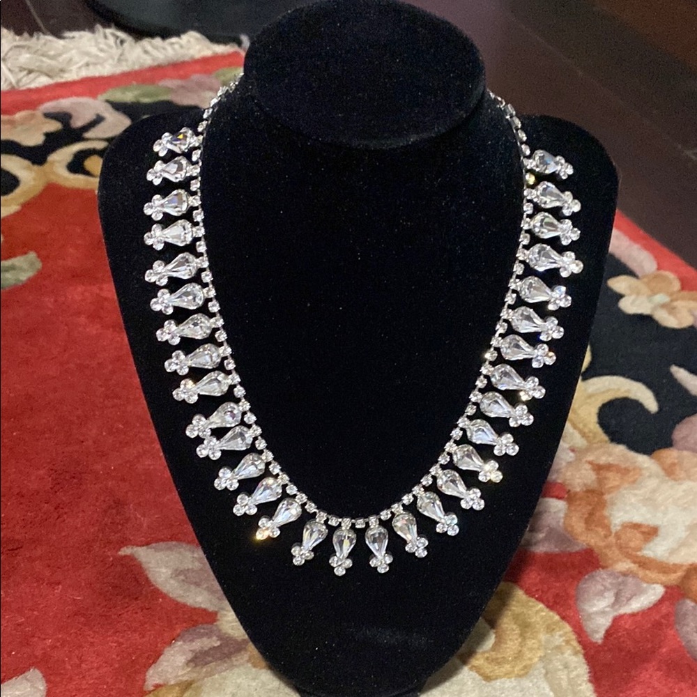 Silver Collar Necklace with Teardrop Design